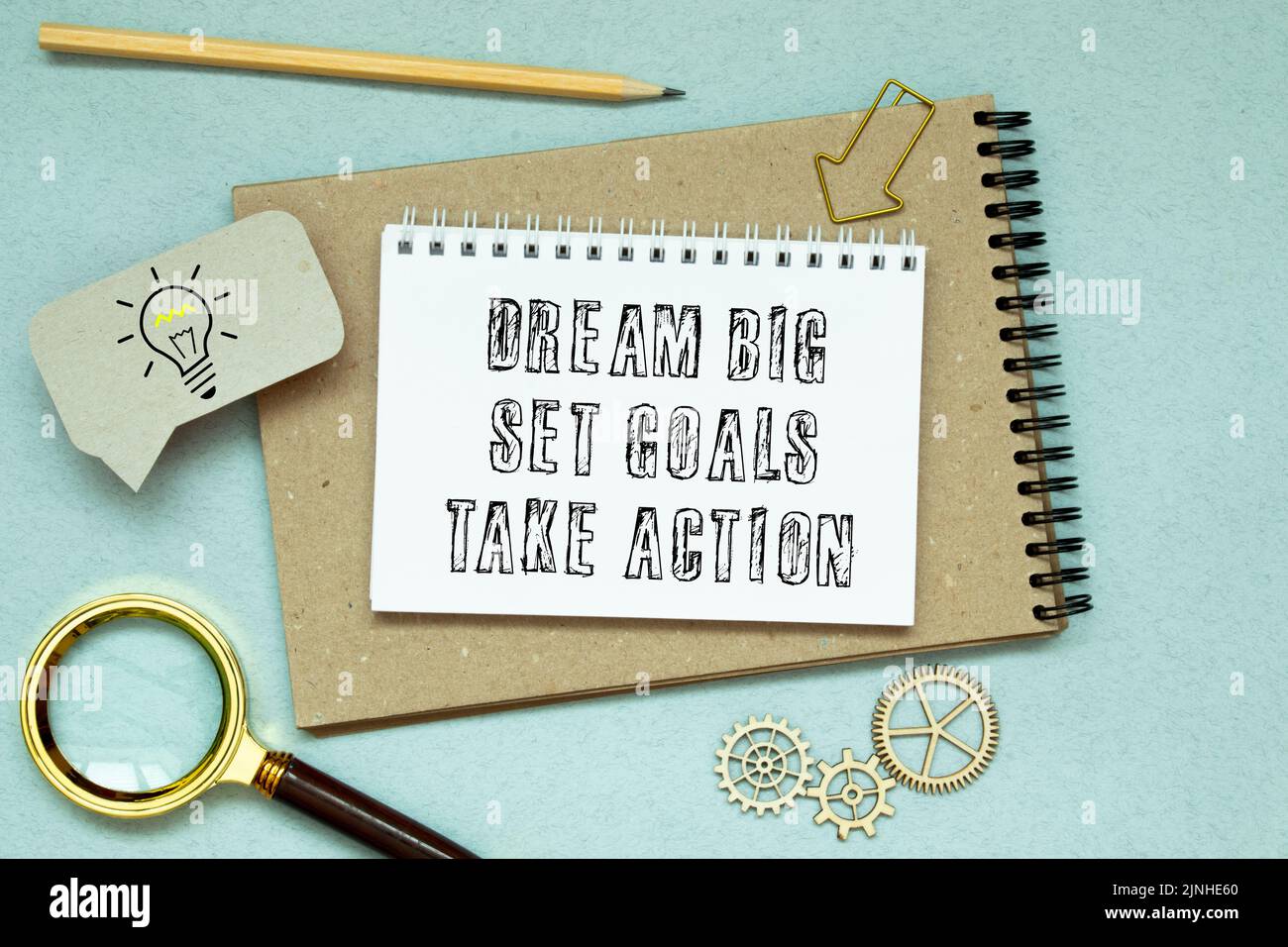 Dream Big Set Goals Take Action Text Zitat auf Notizblock, Konzept Hintergrund Stockfoto