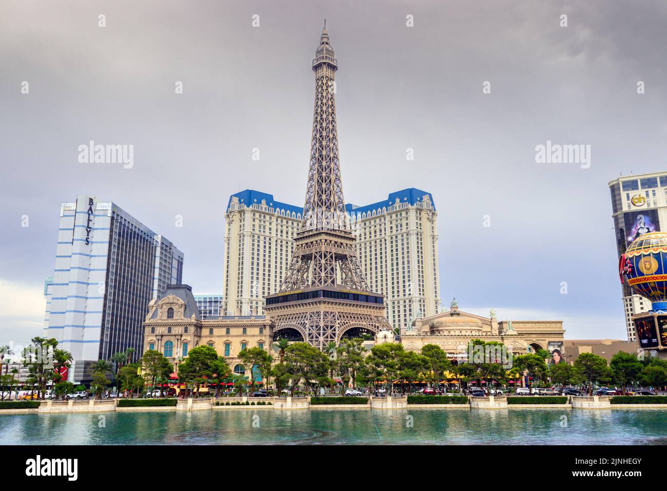Erleben Sie Paris im Herzen von Las Vegas mit dem nachgebildeten Eiffelturm im Paris Las Vegas Hotel and Casino. Diese atemberaubende Außenansicht Stockfoto