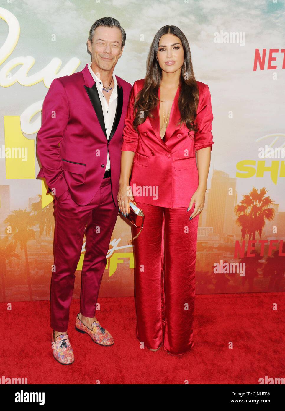 LOS ANGELES, CA - 10. AUGUST: (L-R) Massi Furlan und Yolanthe Sneijder-Cabau nehmen am August an der Weltpremiere von Netflix's 'Day Shift' im Regal LA Live Teil Stockfoto