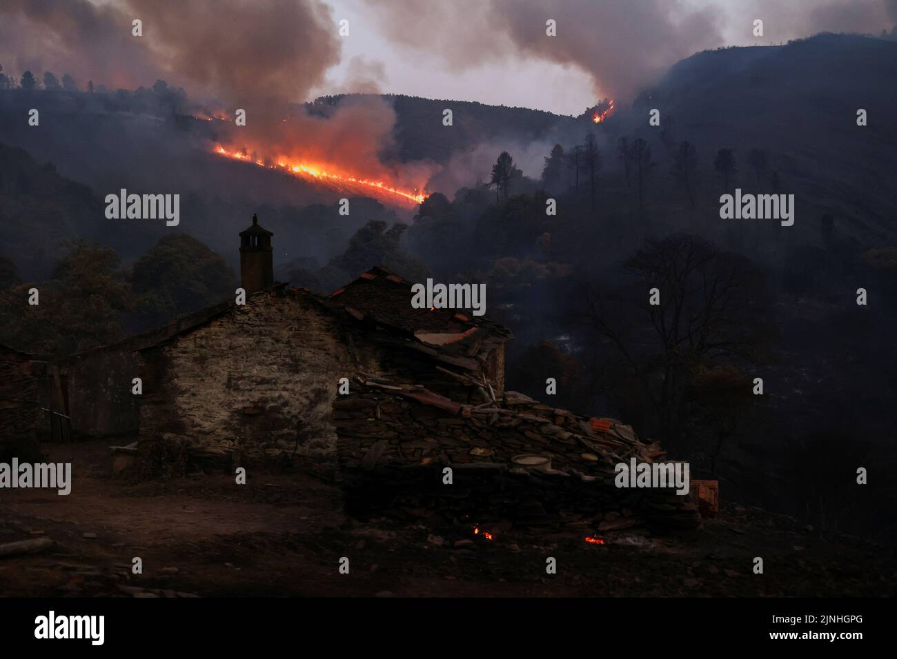 Blick auf einen Brennraum bei einem Waldbrand in Videmonte, Celorico da Beira, Portugal, 11. August 2022. REUTERS/Pedro Nunes WIEDERHOLQUALITÄT Stockfoto