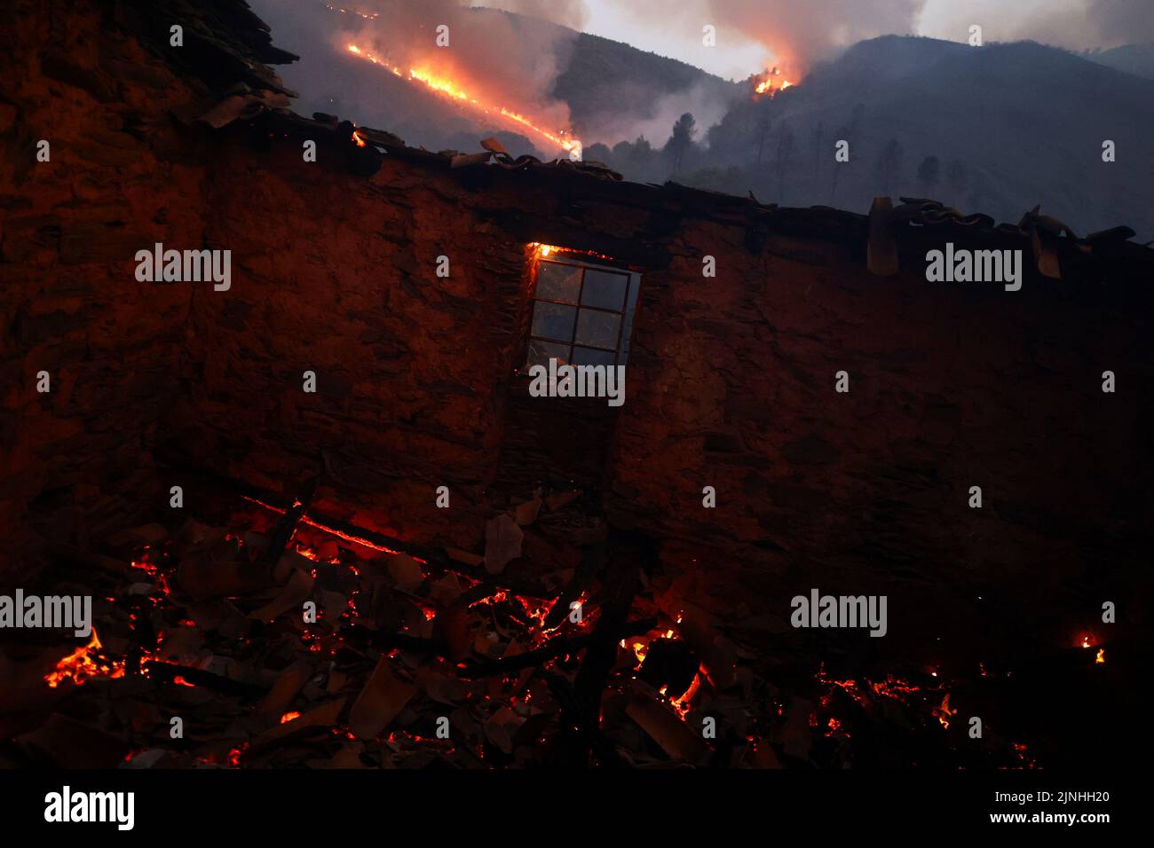 Blick in ein verbranntes Haus bei einem Waldbrand in Videmonte, Celorico da Beira, Portugal, 11. August 2022. REUTERS/Pedro Nunes ERNEUT DATEI - QUALITÄTSWIEDERHOLUNG TPX-BILDER DES TAGES Stockfoto