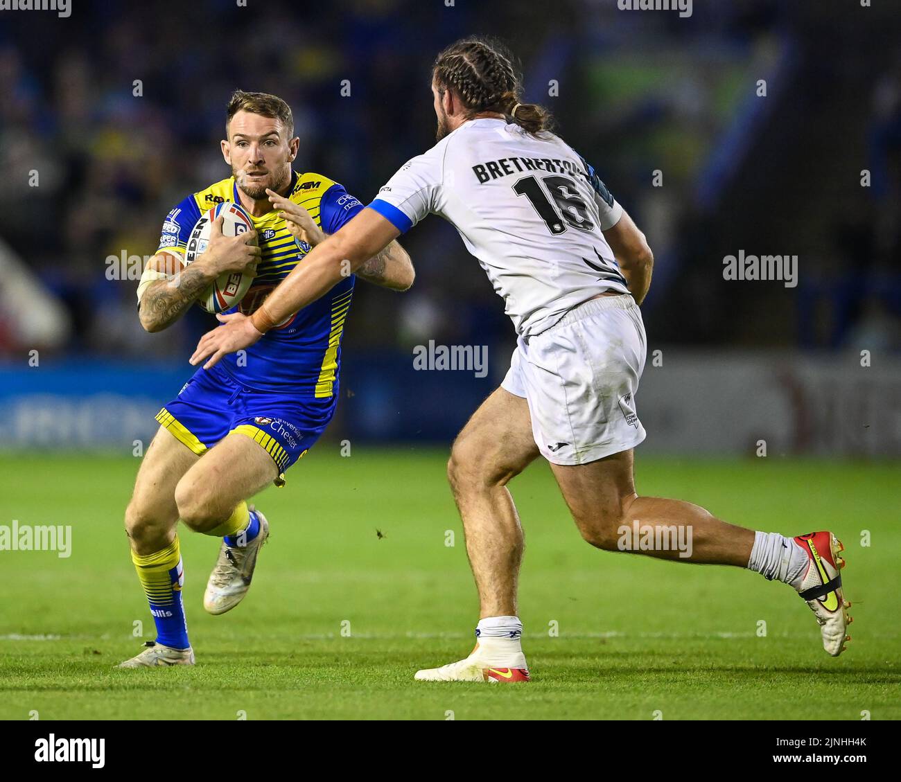 Daryl Clark #9 von Warrington Wolves macht einen Bruch in , am 8/11/2022. (Foto von Craig Thomas/News Images/Sipa USA) Stockfoto