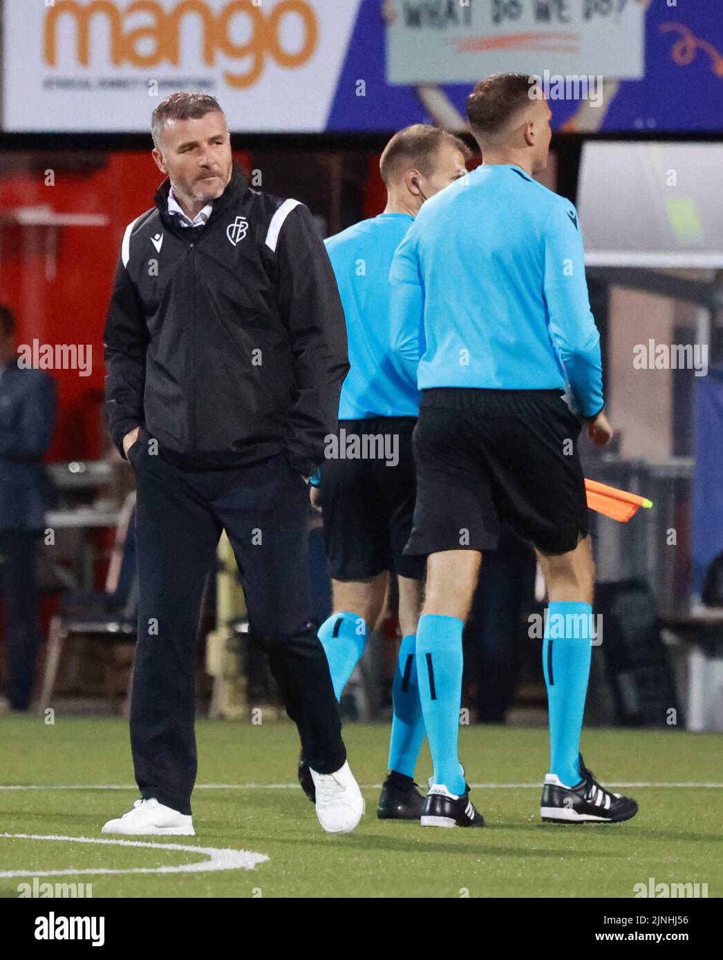 Seaview, Belfast, Nordirland, Großbritannien. 28. Juli 2022. UEFA Conference League zweite Qualifikationsrunde (zweite Etappe) – Crusaders gegen Basel. Fußball-Manager FC Basel Fußballtrainer Alexander frei. Stockfoto