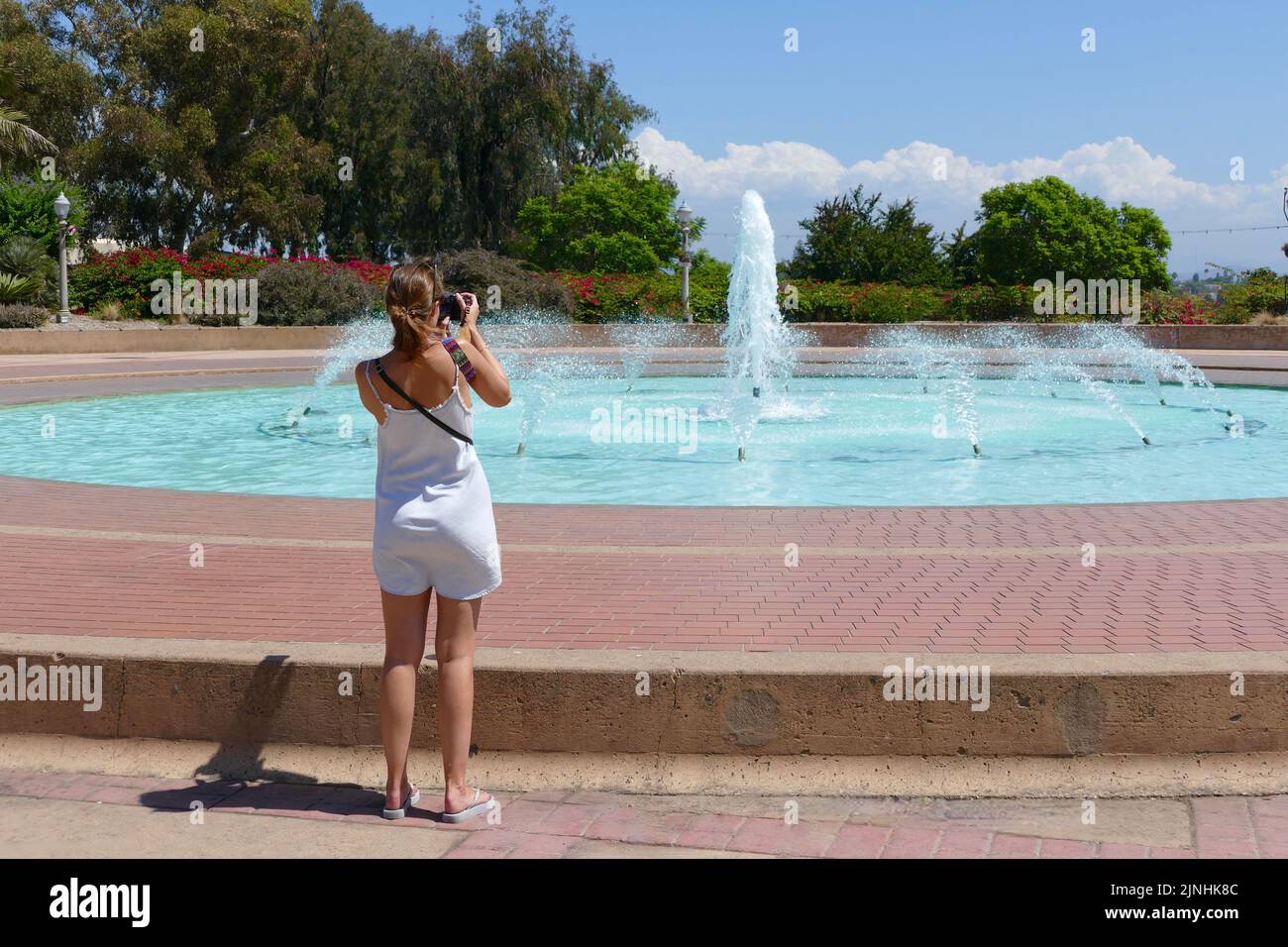 Tourist, der einen Brunnen im Park fotografiert Stockfoto