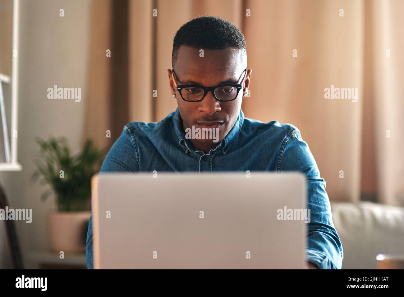 Freiberuflicher Blogger, der auf dem Laptop schreibt, an einen ...