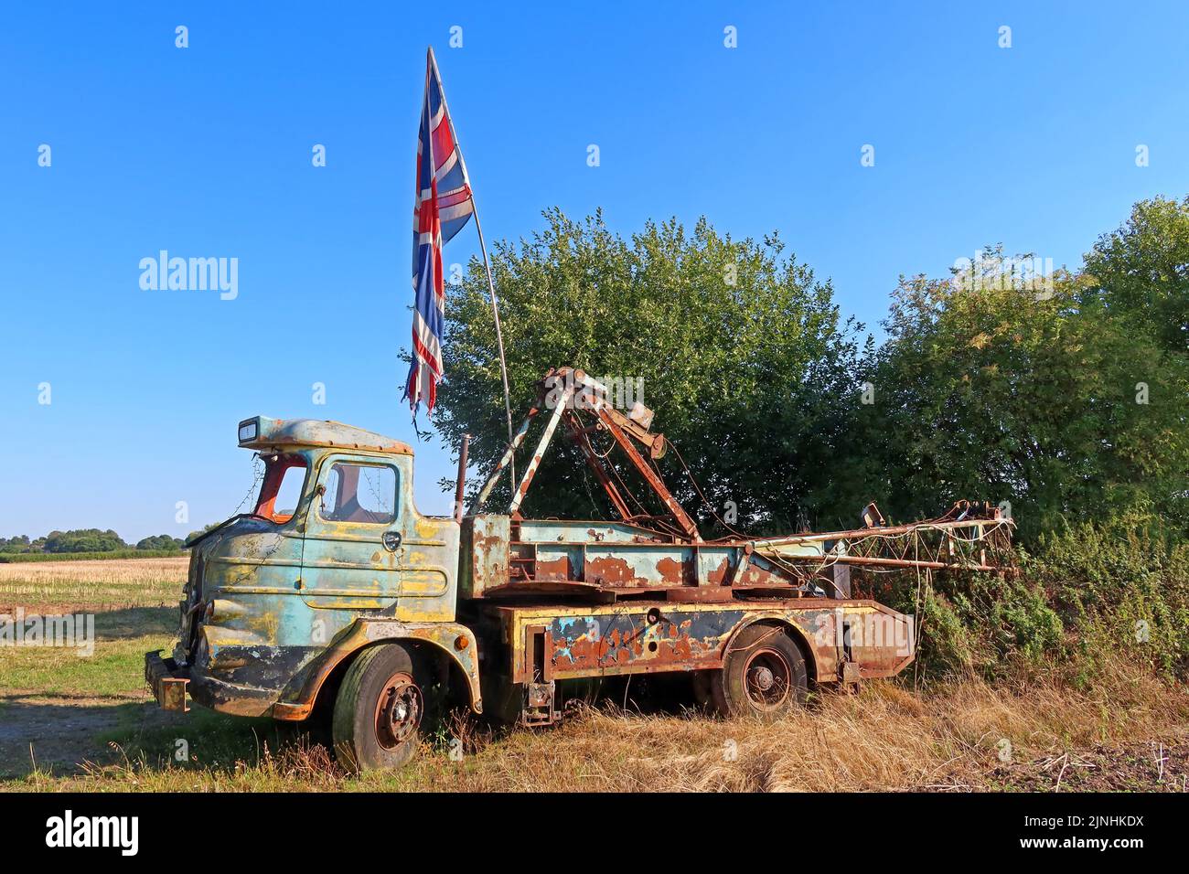 Verfallender alter Foden Truck in Heath Lane, Northwich, Chesthire, England, Großbritannien, CW8 4RH, mit Unionsflagge Stockfoto