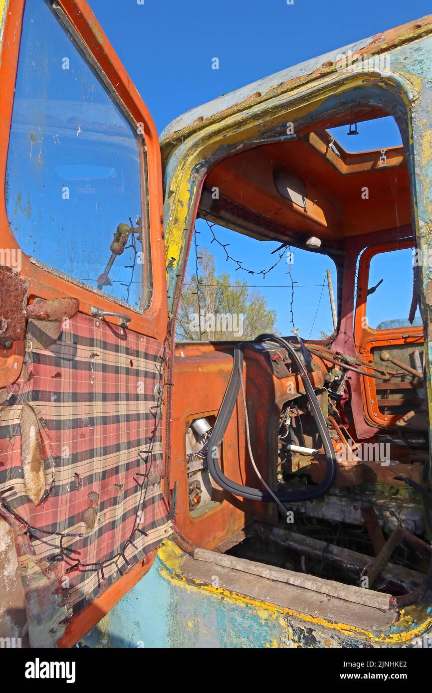 Verfallender alter Foden Truck in Heath Lane, Northwich, Chesthire, England, Großbritannien, CW8 4RH Stockfoto