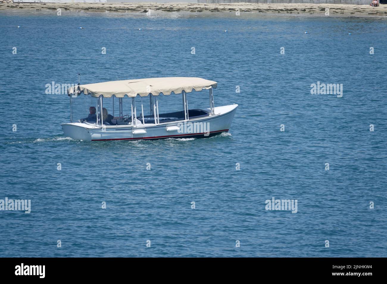Elektroboot für eine Tour durch den Hafen Stockfoto