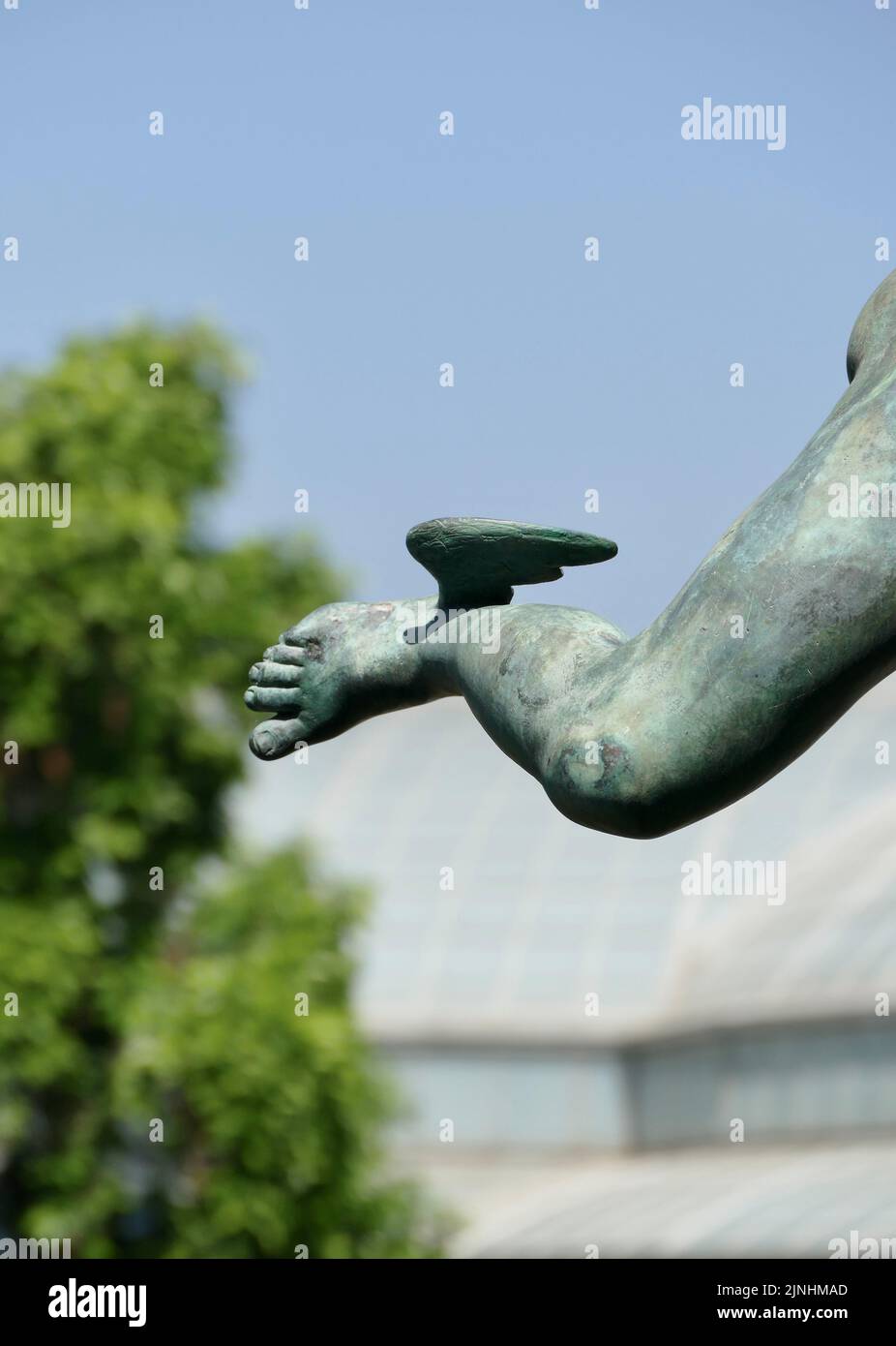 Nahaufnahme des geflügelten Fußes der Hermes-Gottesstatue Stockfoto