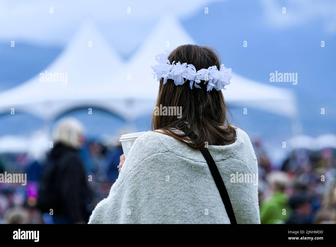 Frau mit weißem Haarkranz beim Musikfestival Stockfoto
