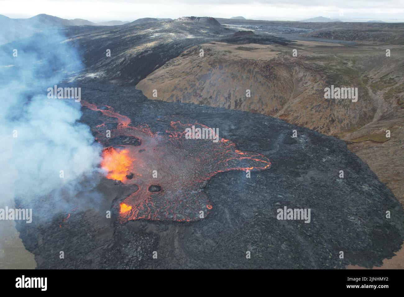 Island Volcano 2022. Vulkanausbruch im Meradalir Valley, Halbinsel Reaykjanes. Drohnenansicht. Stockfoto