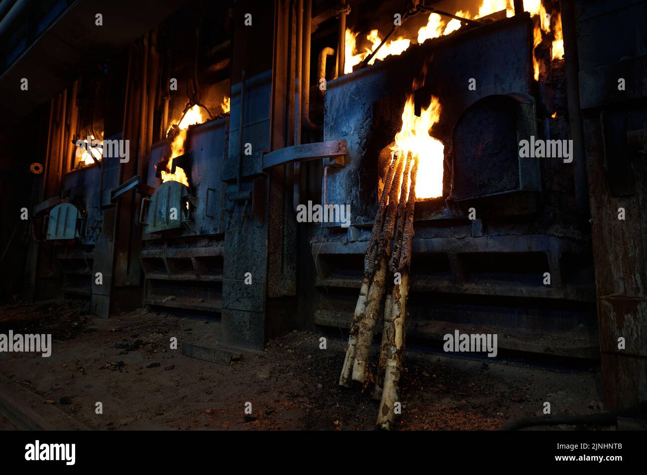 Verschärfung von geschmolzenem Blisterkupfer mit Brennholz im Ofen Stockfoto