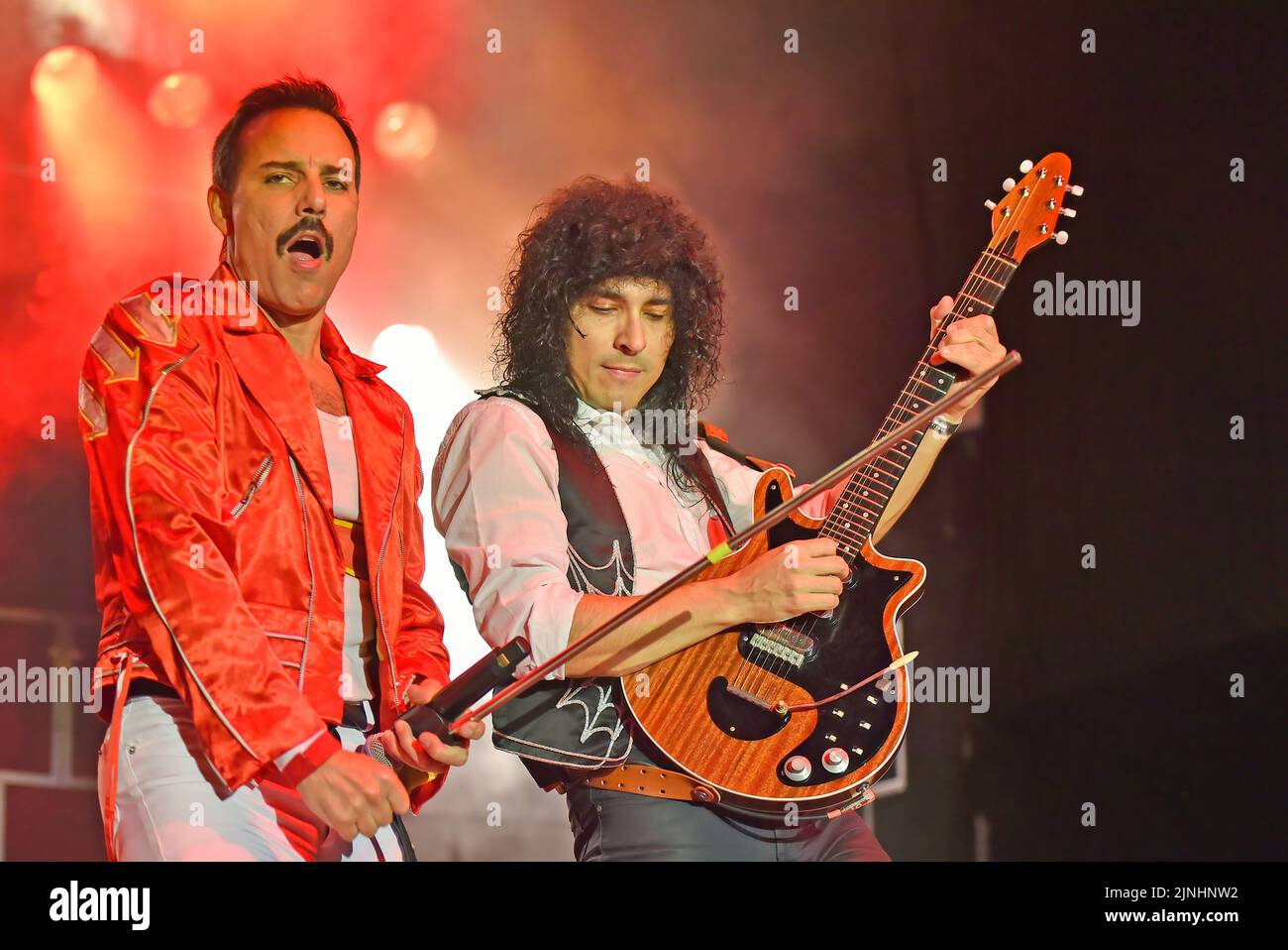 Pablo Padin (L) und Francisco Calgaro (R) Mitglieder der Musikgruppe „God save the Queen“ Tribute to Queen treten beim Els Jardins de Terramar Festival in Sitges (Barcelona) auf die argentinische Musikgruppe „God save the Queen“ tritt vor 2000 beim Els Jardins de Terramar Festival in Sitges Barcelona auf People, God Save the Queen ist eine Gruppe aus Rosario Argentinien, die in Lateinamerika sehr berühmt ist und als Hommage an die "Queen" fungiert und deren Anführer Pablo Padin in Aufführungen als authentischer Freddie Mercury charakterisiert wird. Stockfoto