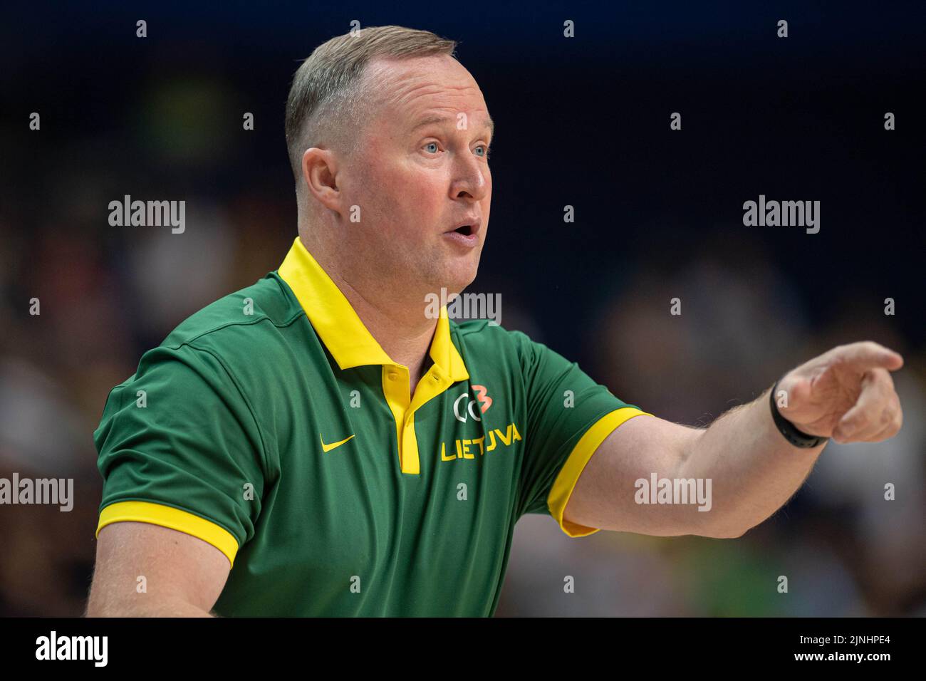 Vilnius, Litauen. 11. August 2022. Kazys Maksvytis, Cheftrainer Litauens, leitet am 11. August 2022 im litauischen Vilnius das Basketball-Vorbereitungsspiel der FIBA-Europameisterschaft 2022 zwischen Litauen und Finnland. Quelle: Alfredas Pliadis/Xinhua/Alamy Live News Stockfoto