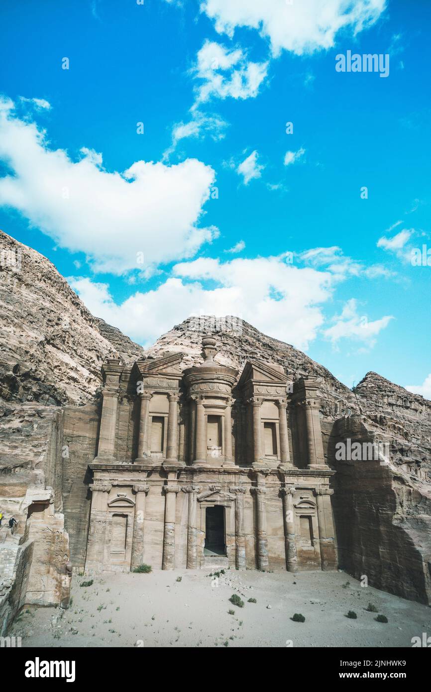 Das Kloster - Petra, Jordanien. Hohe monumentale Struktur in den Fels gehauen. Alte Ruinen der verlorenen Stadt Petra. Stockfoto