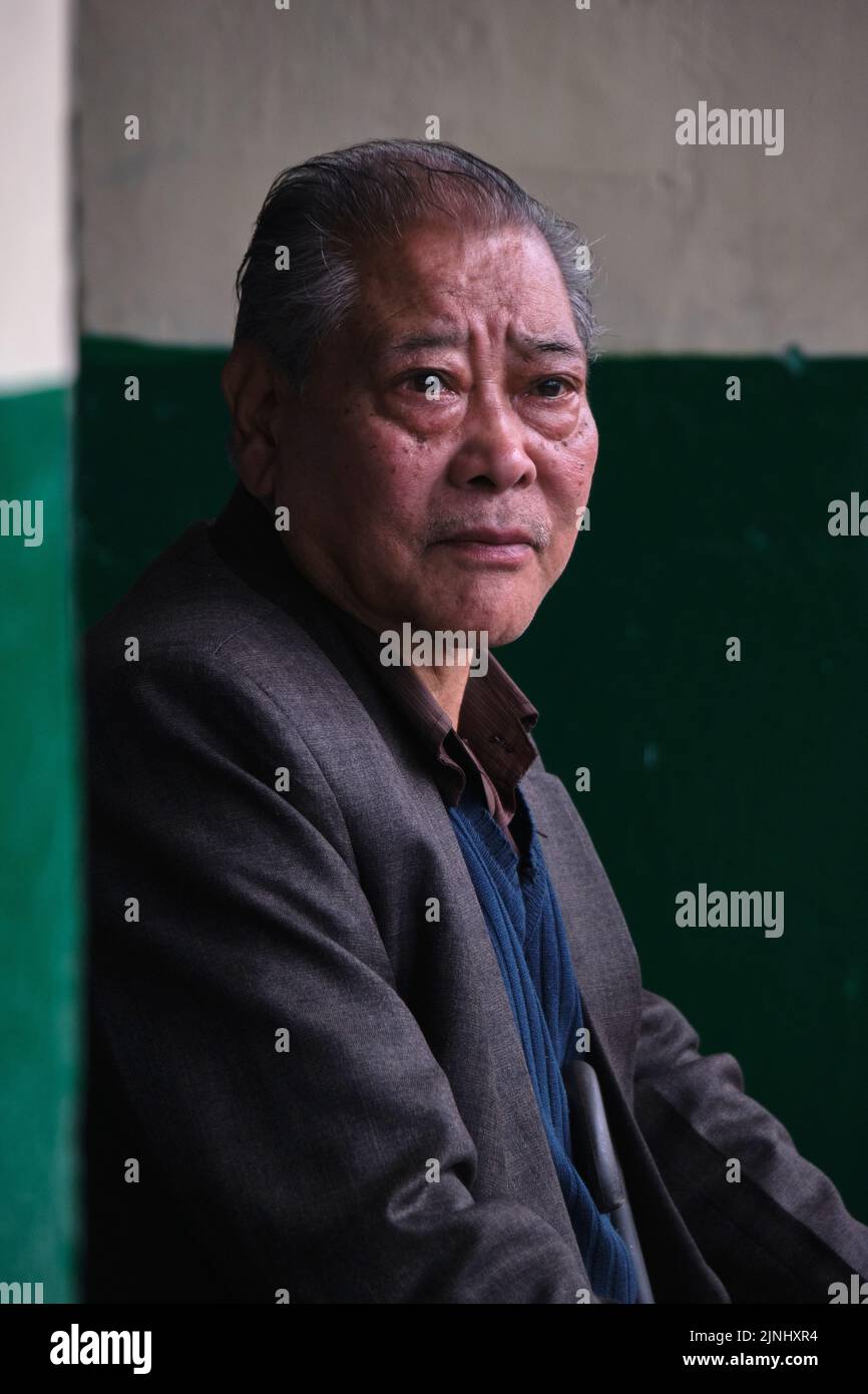 Gangtok, Sikkim, Indien Juni 21 2022, alter Mann Seitenpose Porträt, Pahadi-Mann. Stockfoto