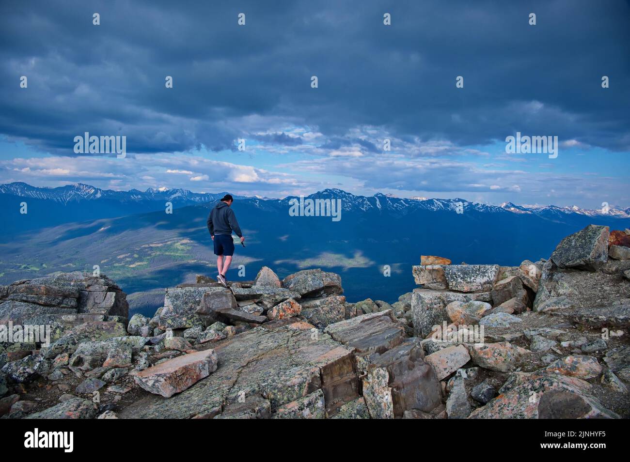 Reifer Mann am Rande der Klippe Stockfoto