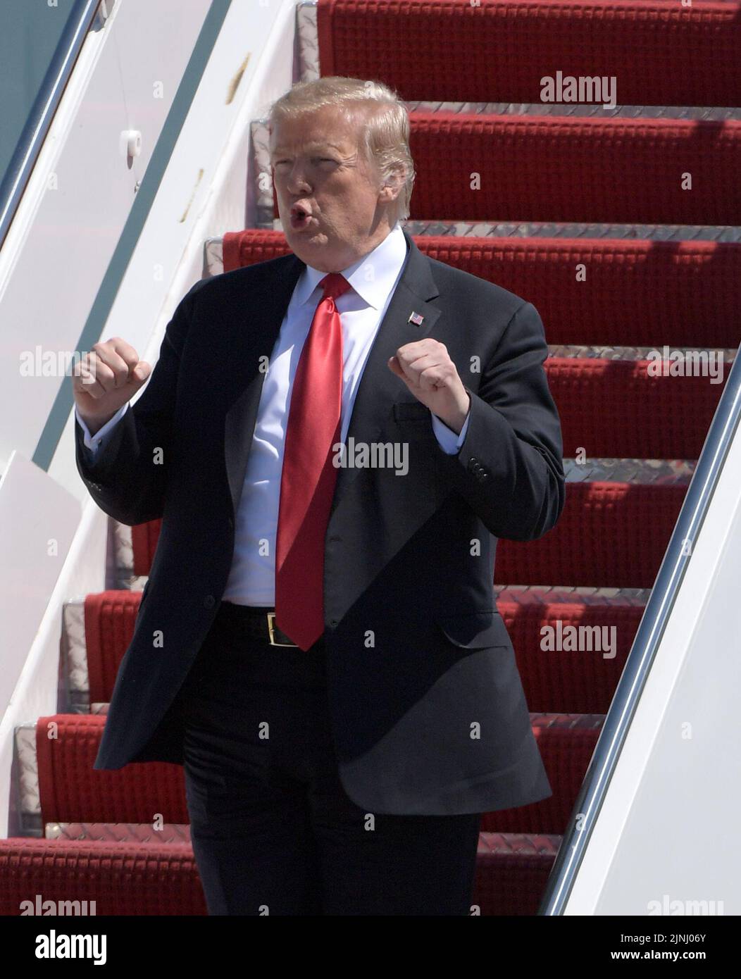 WEST PALM BEACH, FL - 22. MÄRZ: US-Präsident Donald Trump winkt und begrüßt Unterstützer, als er am 22. März 2019 in West Palm Beach, Florida, mit Air Force One am internationalen Flughafen von Palm Beach eintrifft, um Zeit im Mar-a-Lago Resort zu verbringen. Personen: Präsident Donald Trump Kredit: hoo-me.com/MediaPunch ***KEINE NY ZEITUNGEN*** Stockfoto
