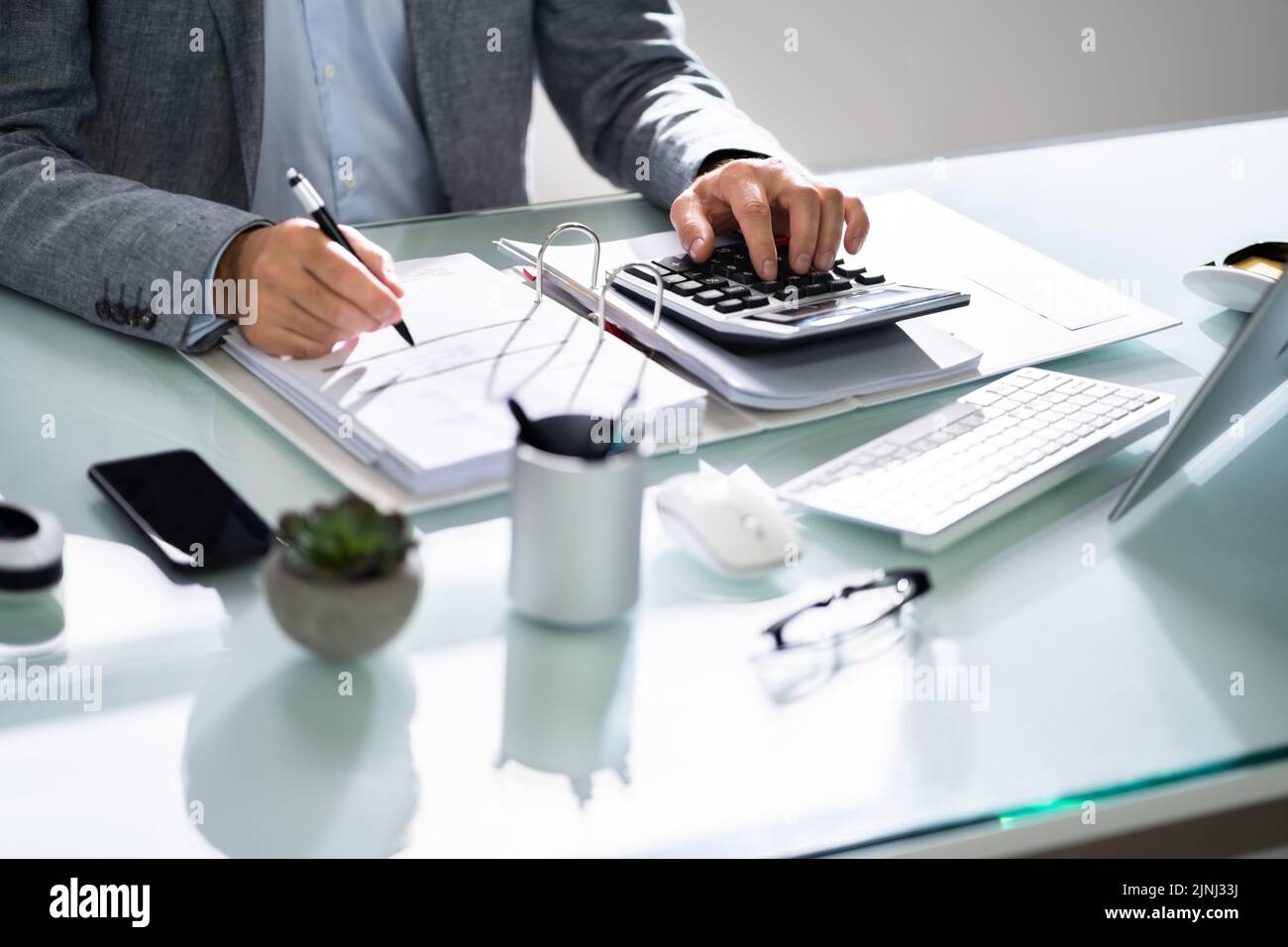 Buchhalter Berechnet Budget Und Steuern. Corporate Finance Stockfoto