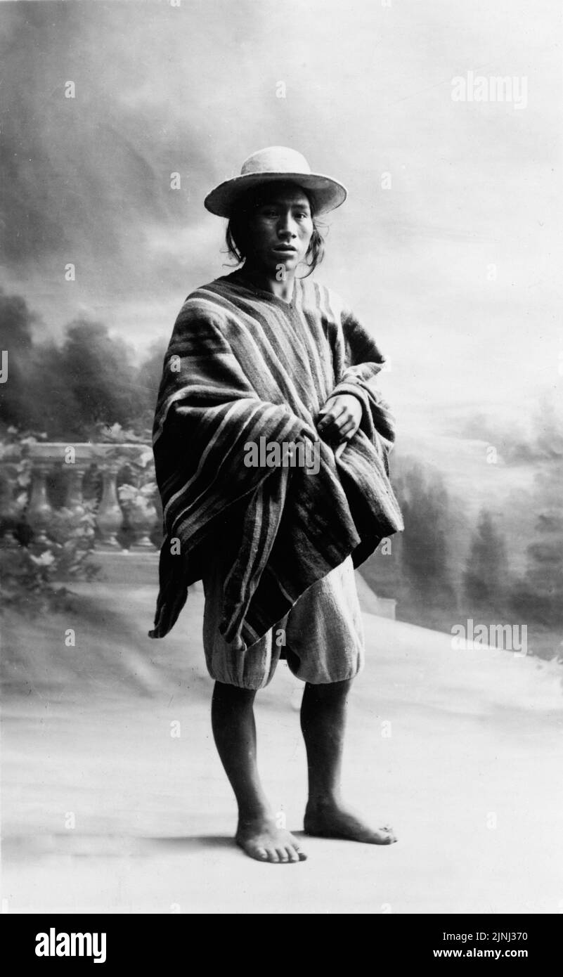 Schwarz-weißes Porträt eines Aymara-Indianers in traditioneller Kleidung in Bolivien, ca. 1900 Stockfoto