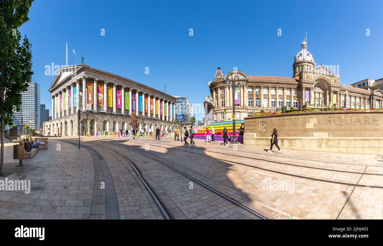 Die Stadtlandschaft des Victoria Square in Birmingham ist zur Feier der Commonwealth Games 2022 mit Rathaus und Rat in lebendigen Farben dekoriert Stockfoto