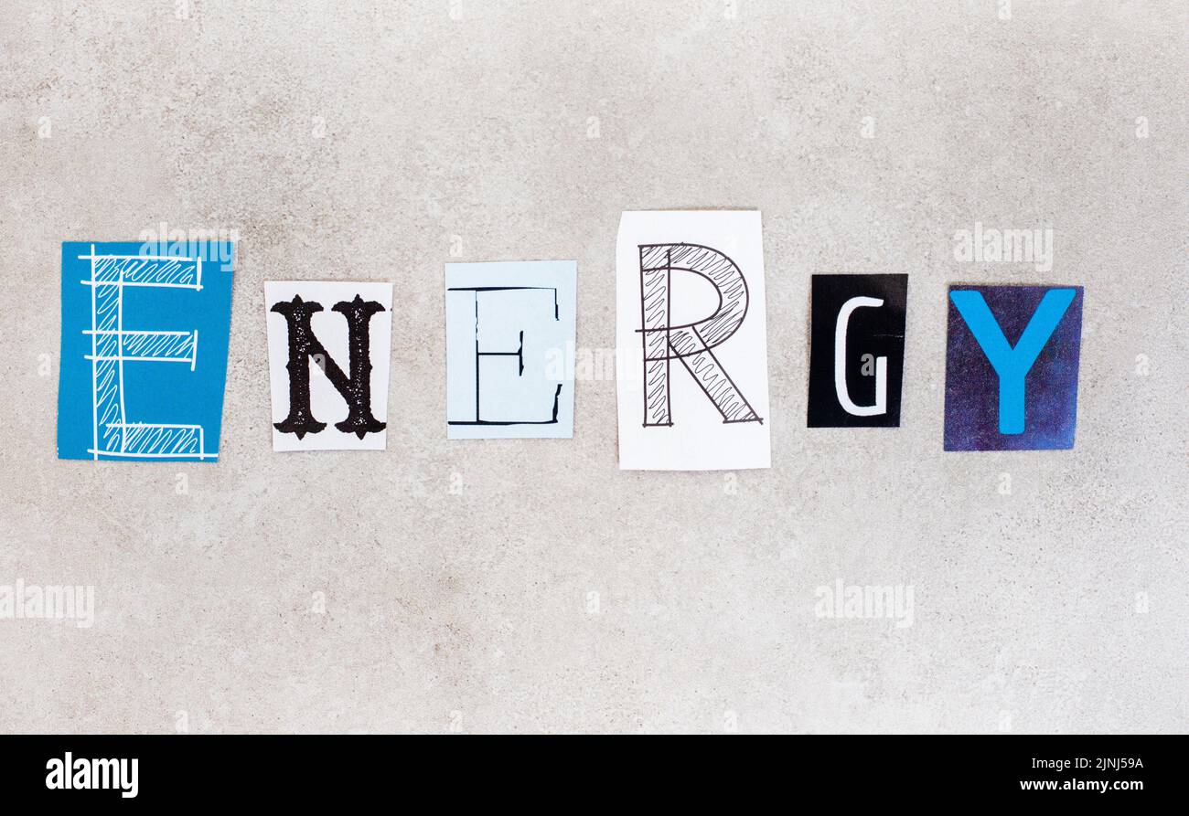 Energy, geschrieben mit Schriftzug aus Magazinausschnitten auf meliertem Grau Stockfoto