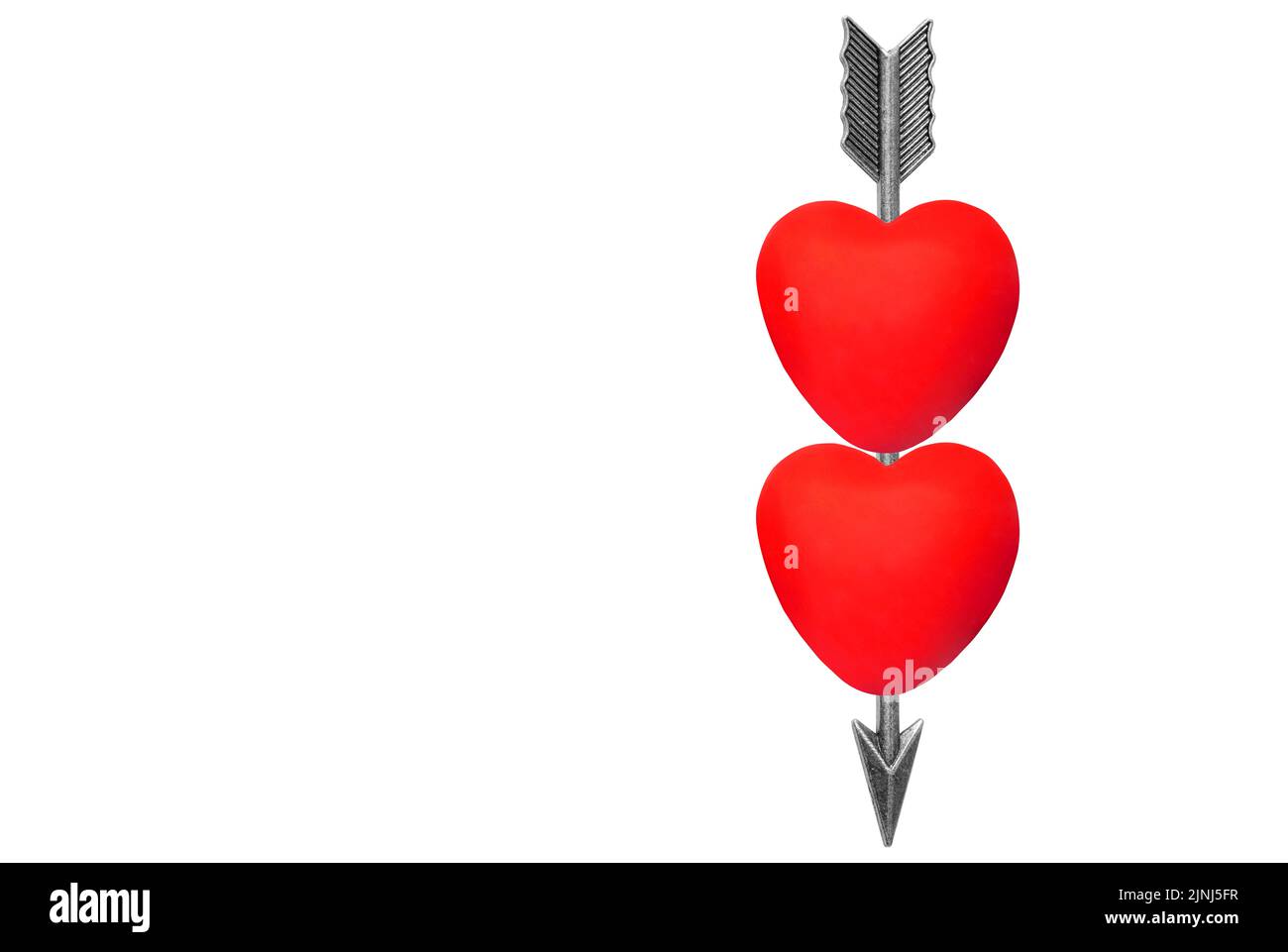 Gefiederter Pfeil durch zwei rote Herzen isoliert auf weißem Hintergrund. Stockfoto
