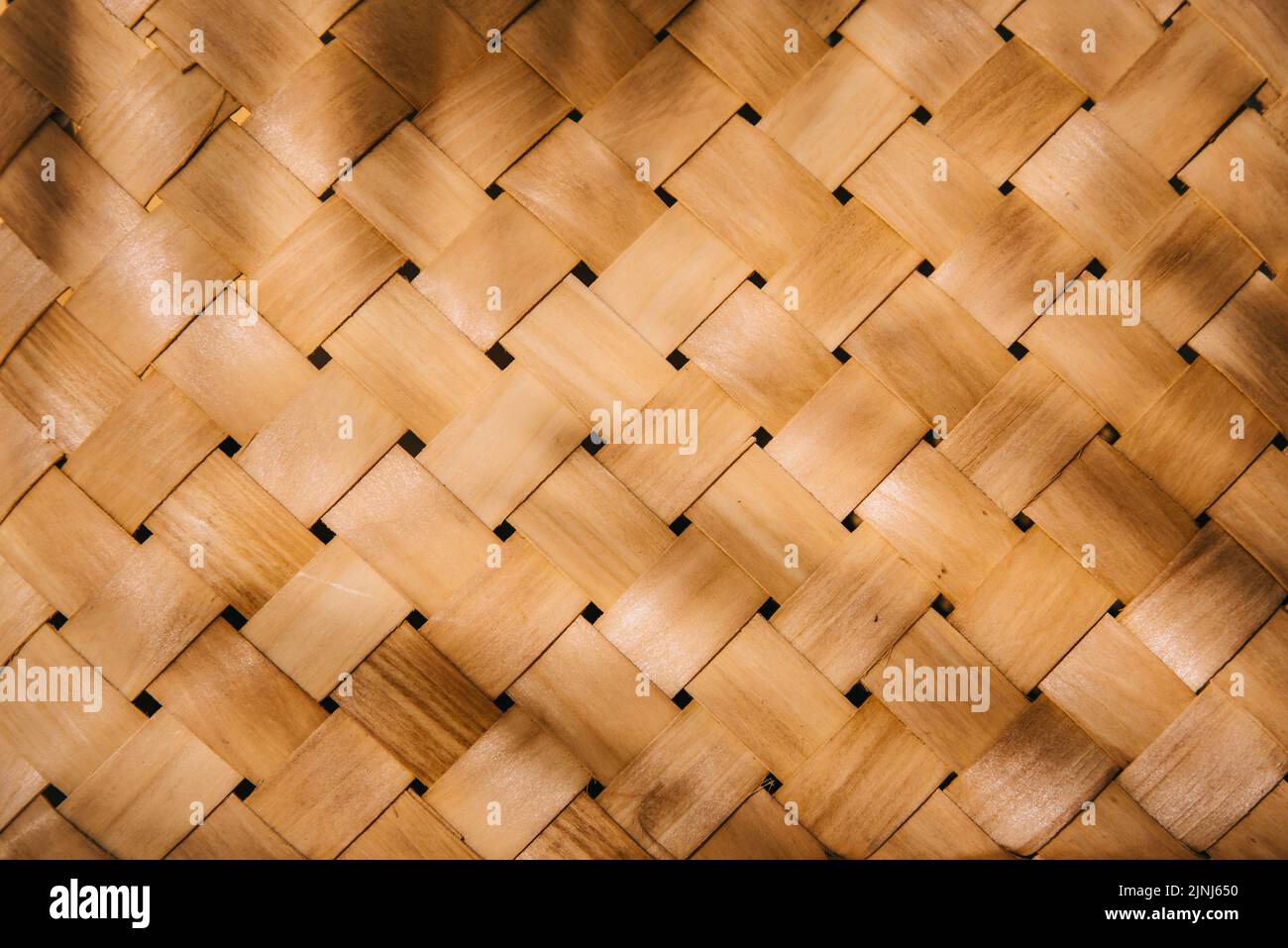 Gewebte Bambus Stroh Textur Hintergrund. Natürliches, organisches Weidenmuster und Handflächenschattenlicht für die Platzierung von Beauty- und Modeprodukten. Neutrale Ästhetik Stockfoto