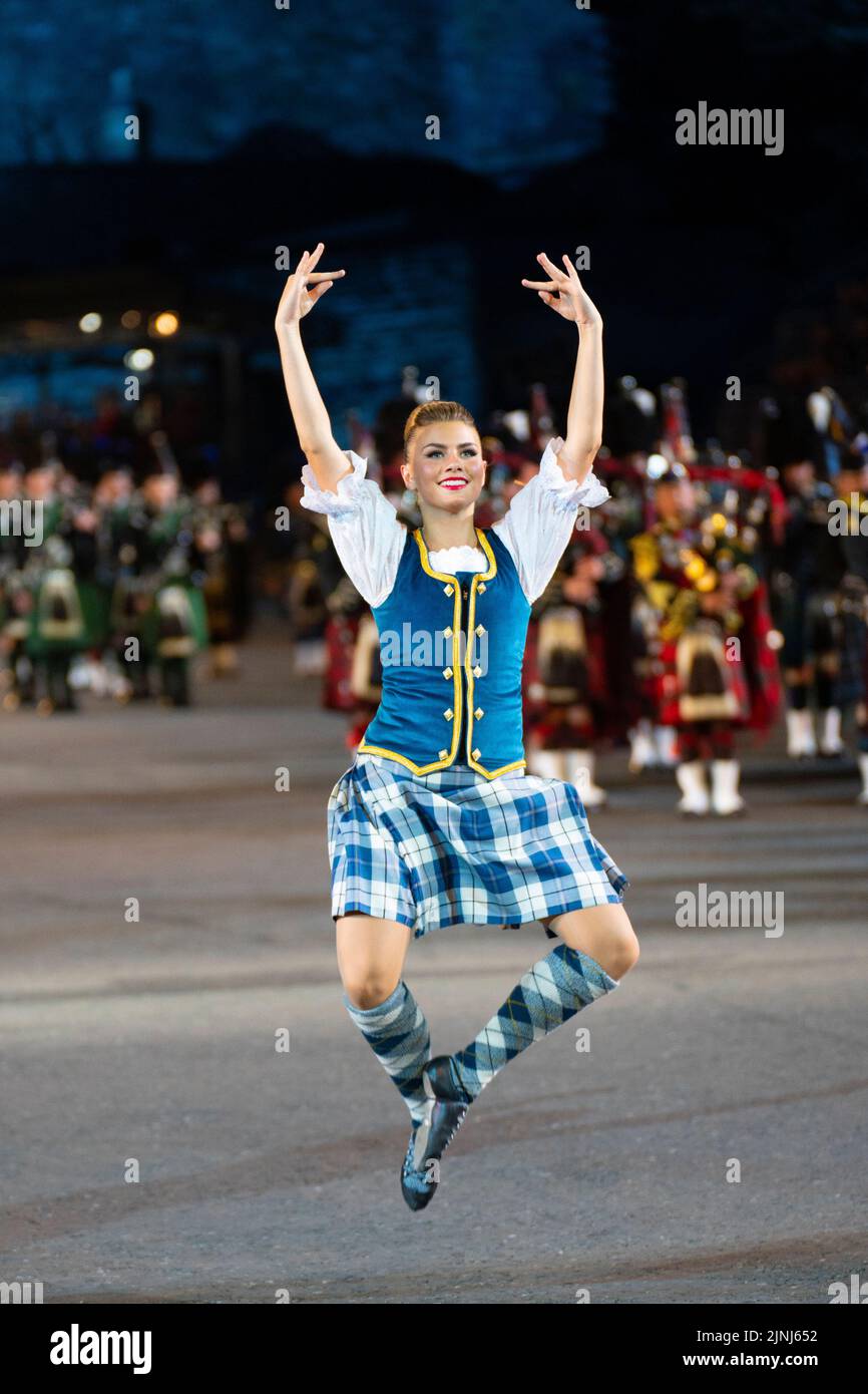 Weibliche Highland-Tänzerin tanzt beim Royal Edinburgh Military Tattoo 2022 Edinburgh Castle, Schottland, Großbritannien Stockfoto