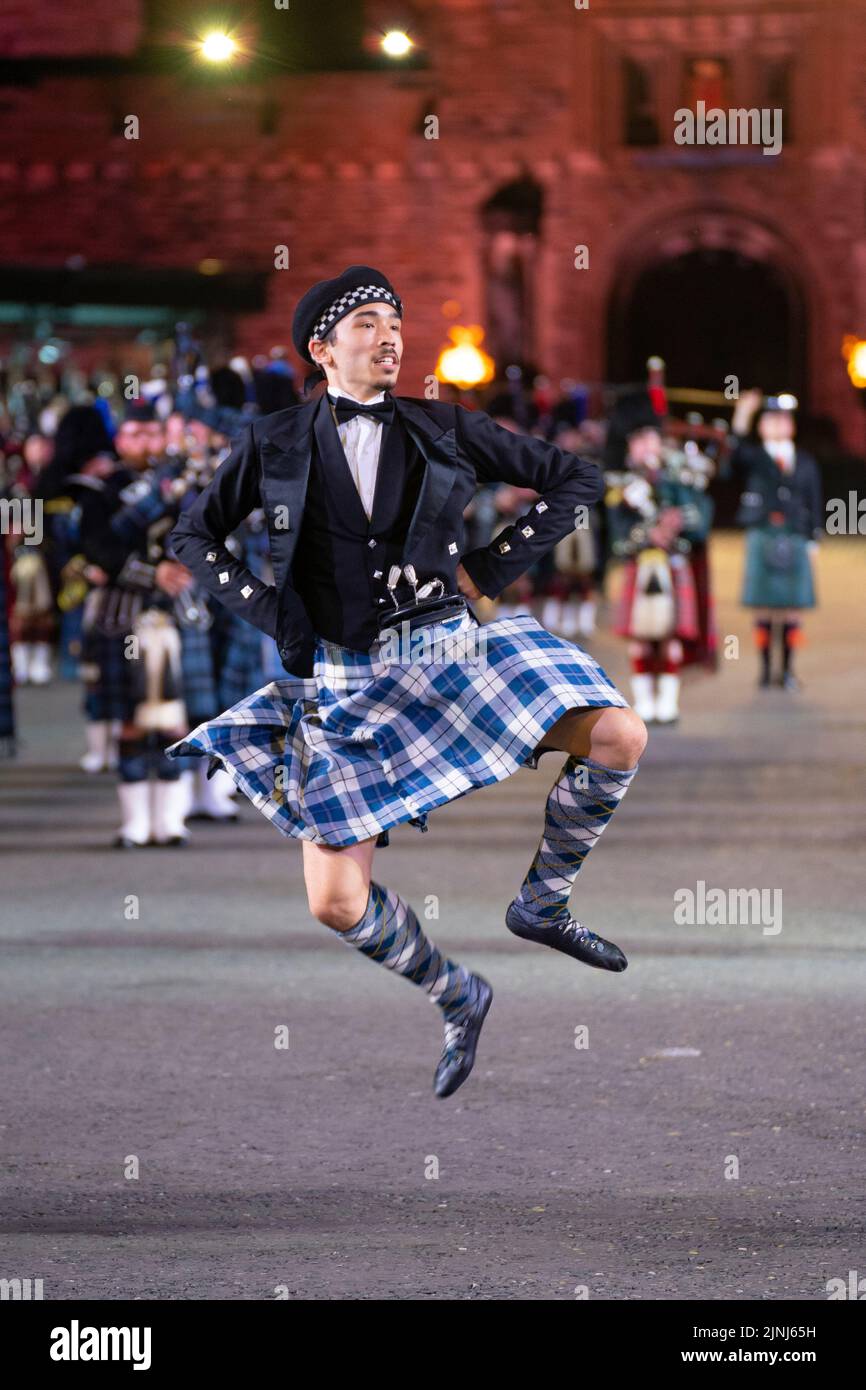 Männliche Highland-Tänzerin tanzt beim Royal Edinburgh Military Tattoo 2022 Edinburgh Castle, Schottland, Großbritannien Stockfoto