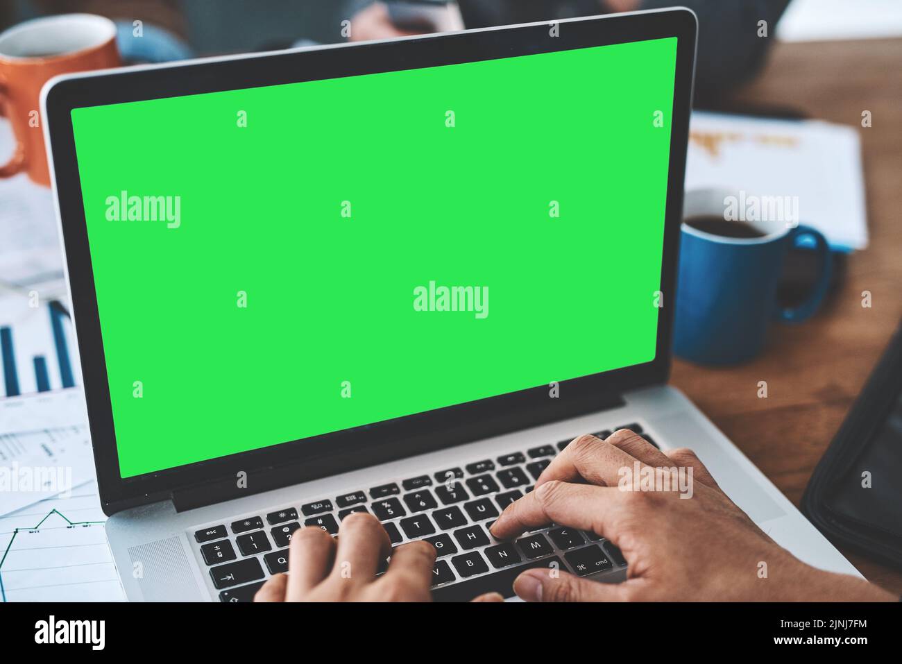 Green Screen, Copyspace und Chromakey auf einem Laptop eines Geschäftsreisenden, der eine E-Mail tippt, im Internet surft und plant. Nahaufnahme des Mitarbeiters Stockfoto