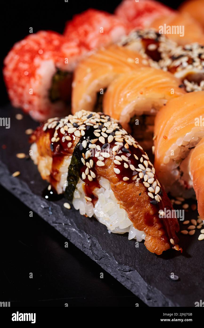Nahaufnahme von traditionellem Nigiri-Sushi mit Thunfisch, Sauce und ...