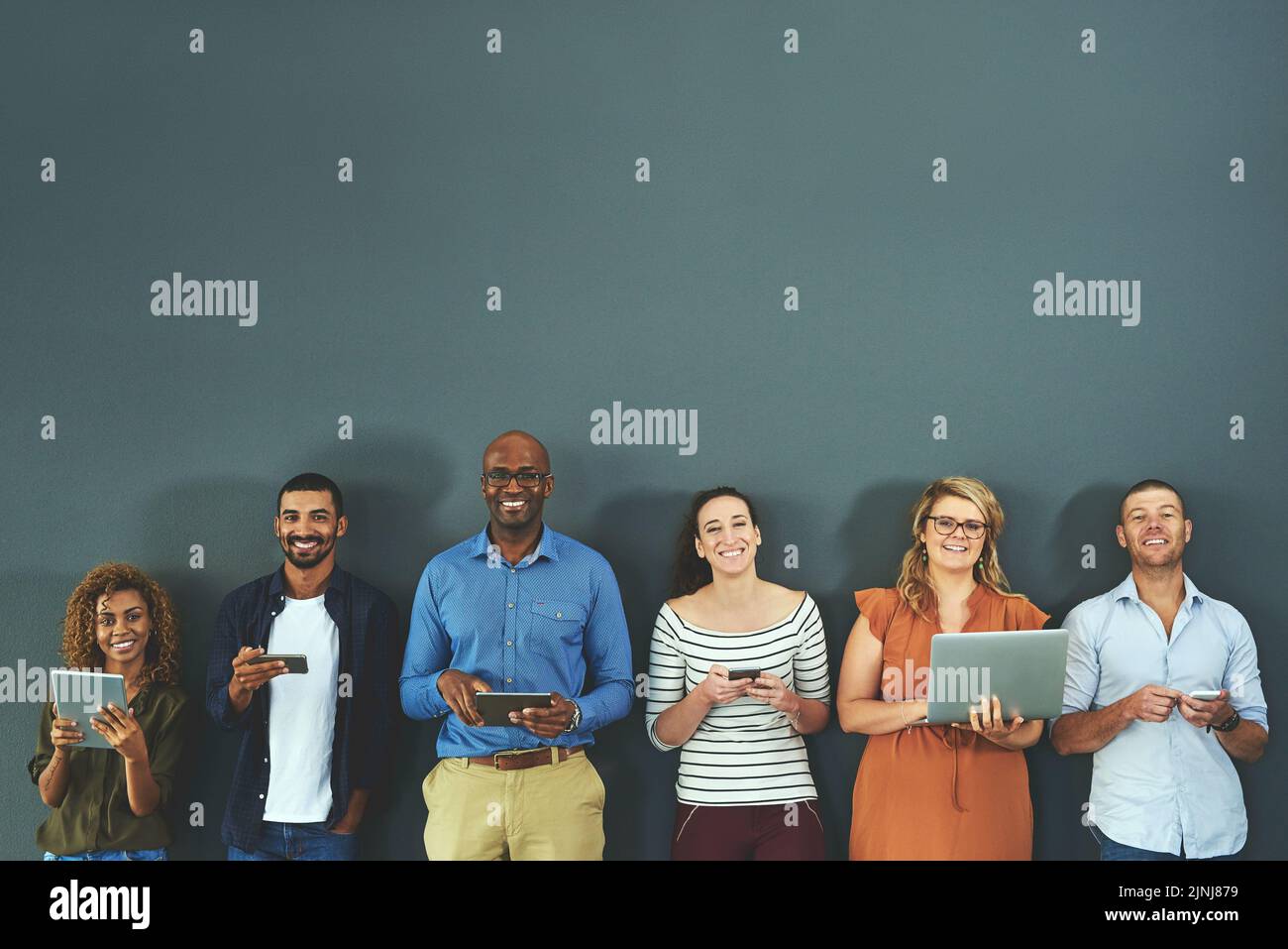 Viele verschiedene Geschäftsleute arbeiten mit Technologiegeräten, digitalem Marketing und arbeiten online an Graukopierflächen zusammen. Gruppe, die eine Verbindung zu Global herstellt Stockfoto