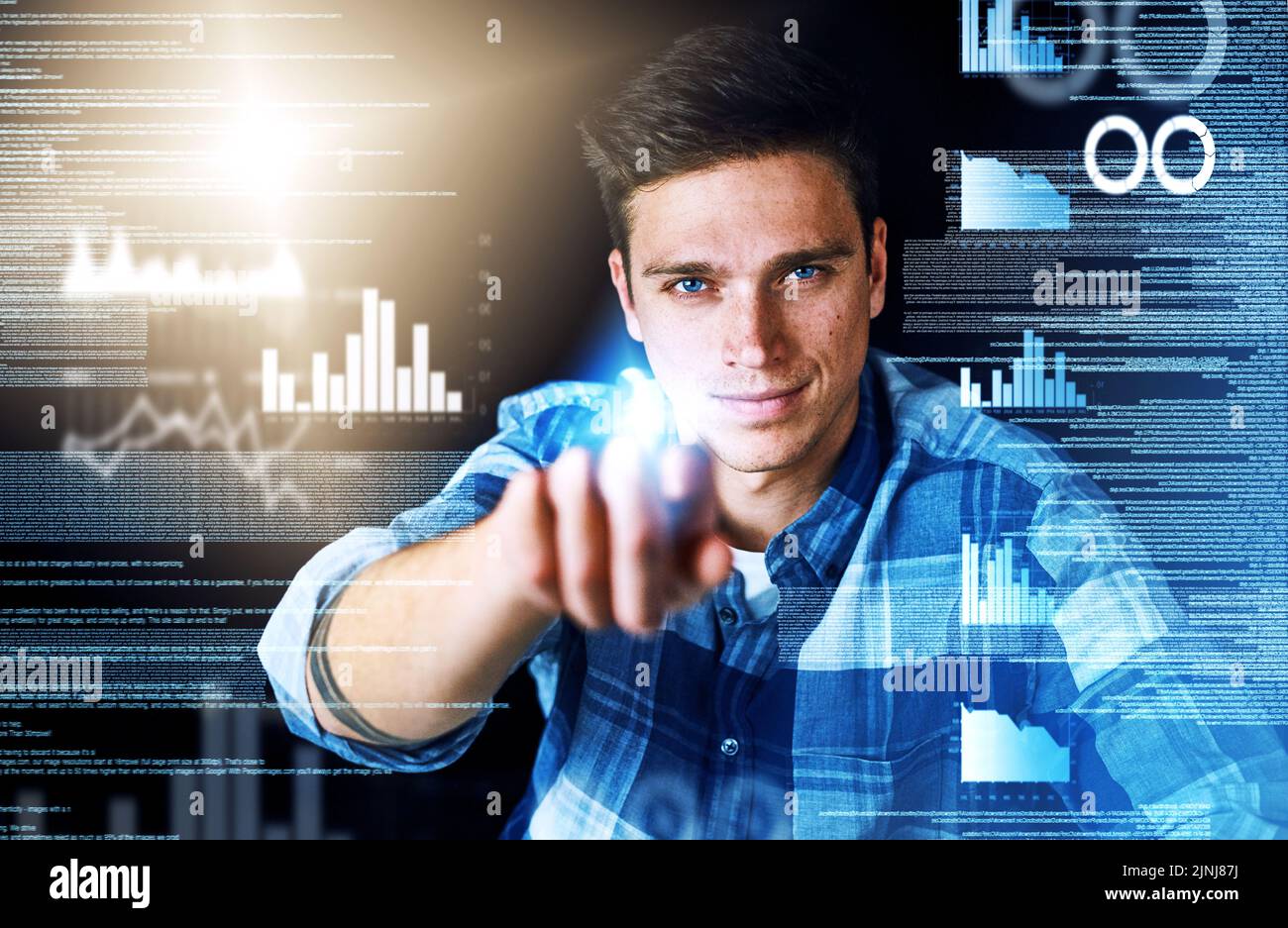 Programmierer oder Ingenieur, der mit CGI-Grafiken von Daten, Grafiken und Diagrammen arbeitet. Porträt eines IT-Software-Designers, der zeigt Stockfoto