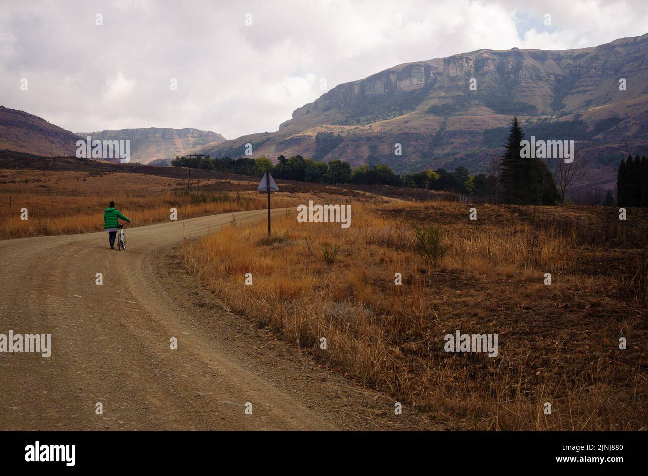 Radeln Sie durch die Feldwege des Kamberg Valley in den südafrikanischen Drakensberg-Bergen Stockfoto