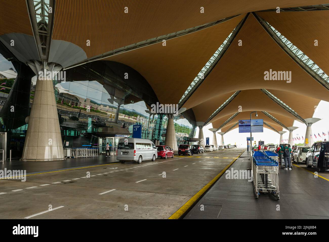 Abgabebereich des internationalen Flughafens Kuala Lumpur (KLIA) vor der Abflughalle Stockfoto