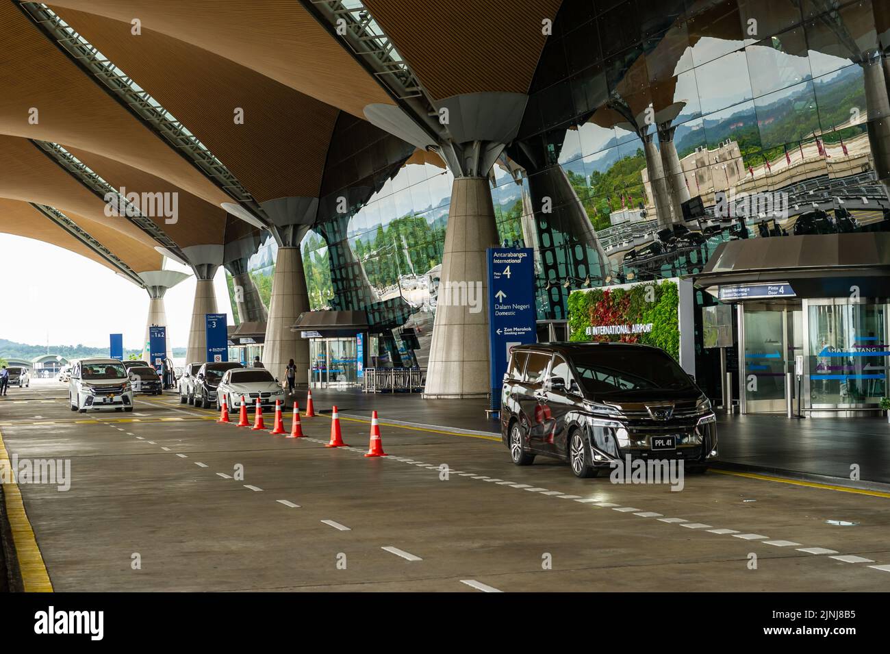 Abgabebereich des internationalen Flughafens Kuala Lumpur (KLIA) vor der Abflughalle Stockfoto