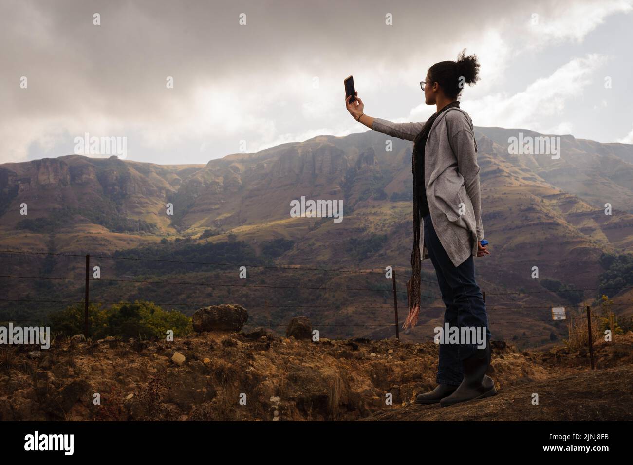 Mit einem Handy die Pracht des Kambergtals Filmen, Teil der Drakensberg Karoo Supergroup von der Gondwana Landmasse Stockfoto