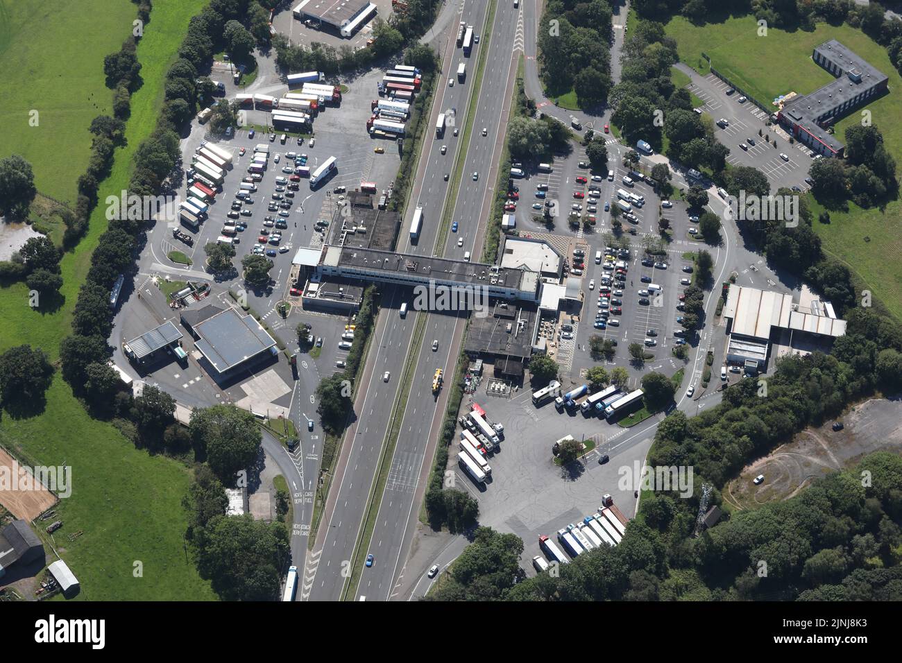 Luftaufnahme von Welcome Break Services, Charnock Richard auf der Autobahn M6 in der Nähe von Chorley in Lancashire Stockfoto