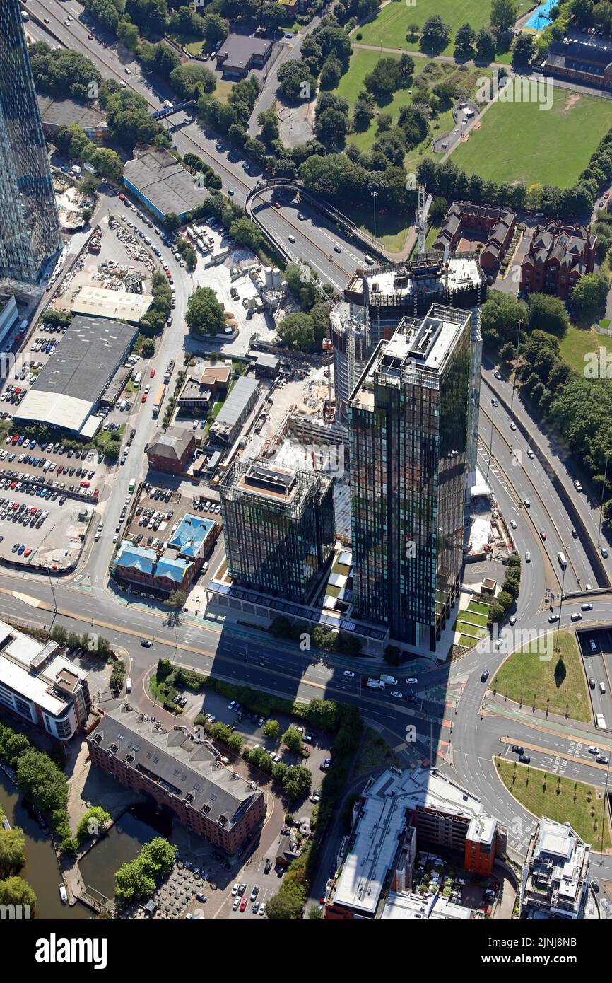 Luftaufnahme Elizabeth Tower in der Crown Street, an der Kreuzung des A57M Mancunian Way und der A56 Chester Road im Stadtzentrum von Manchester Stockfoto