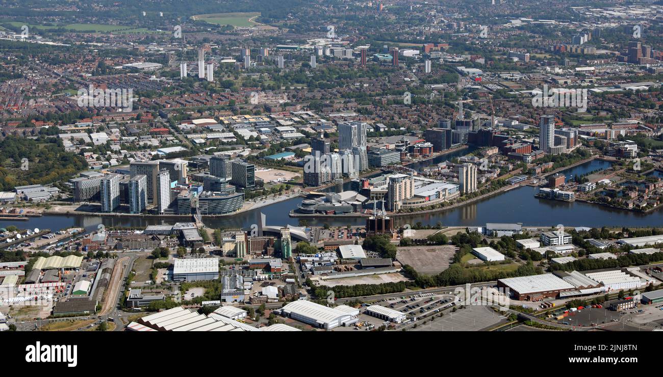 Luftaufnahme von Salford mit Blick nach Nordosten von MediaCity zur Universität von Salford. Der Wharfside Way (Straße A5081) verläuft entlang der Vorderkante des Bildes Stockfoto Luftaufnahme von Salford mit Blick nach Nordosten von MediaCity zur Universität von Salford. Der Wharfside Way (Straße A5081) verläuft entlang der Vorderkante des Bildes Stockfoto