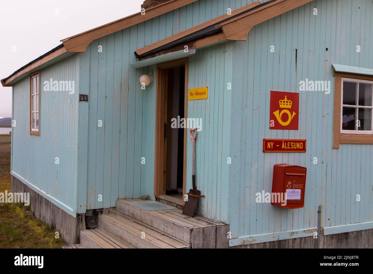 Das nördlichste Postamt der Welt im Dorf NY-Alesund. Svalbard, Spitzbergen Norwegen. 25. Juli 2022 Stockfoto