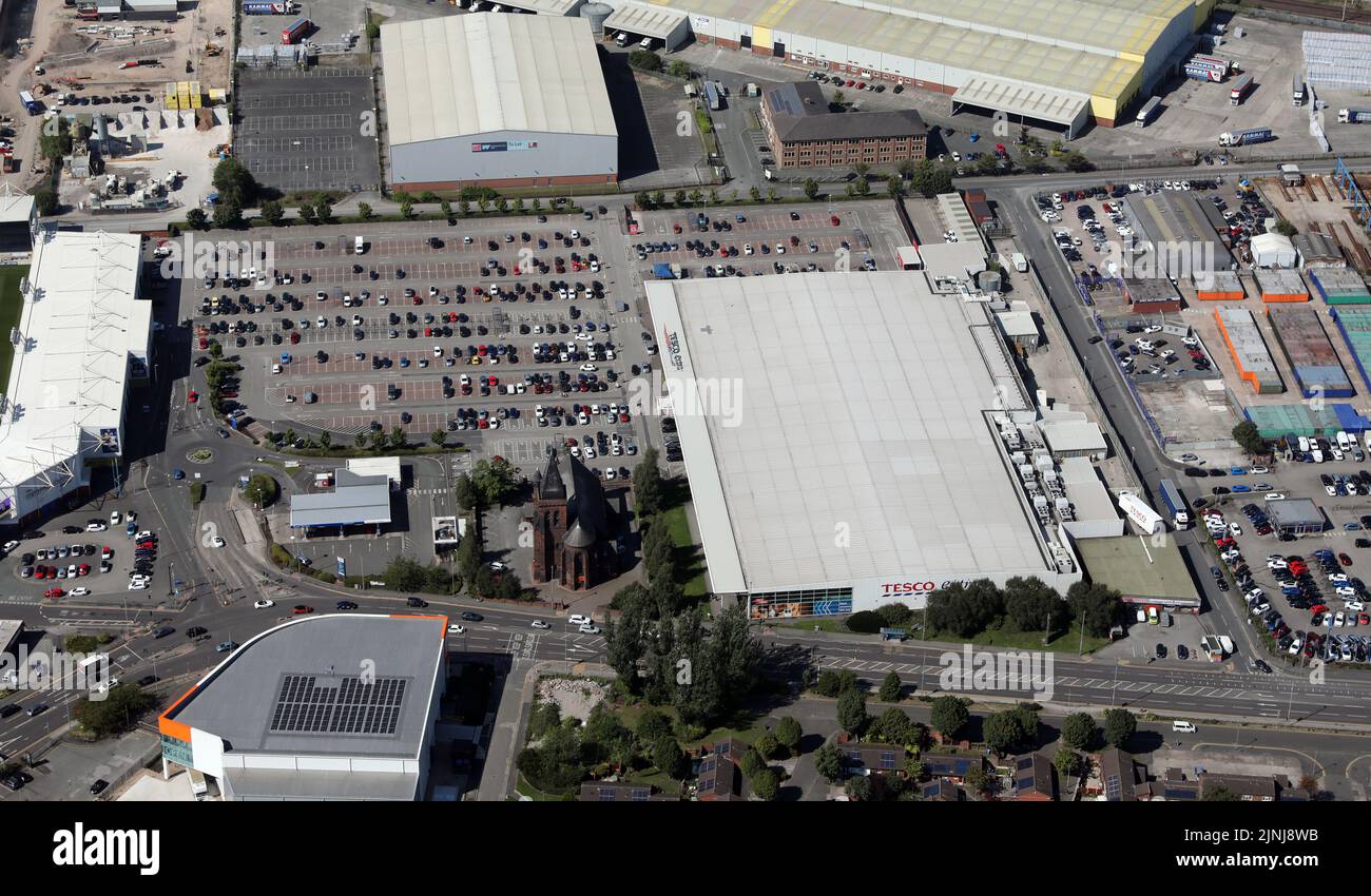 Luftaufnahme des Tesco Extra Supermarket (und auch des North West Face Climbing Center) auf der Winwick Road, Warrington, CHeshire Stockfoto