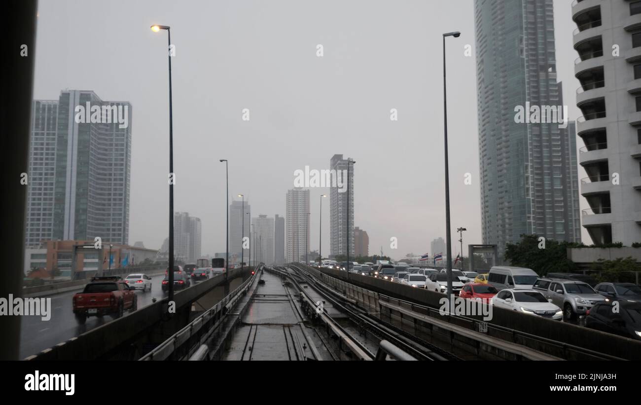 King Taksin Bridge alias Sathon Bridge mit Blick auf die Skyline von Thonburi von der BTS Skytrain Station Stockfoto