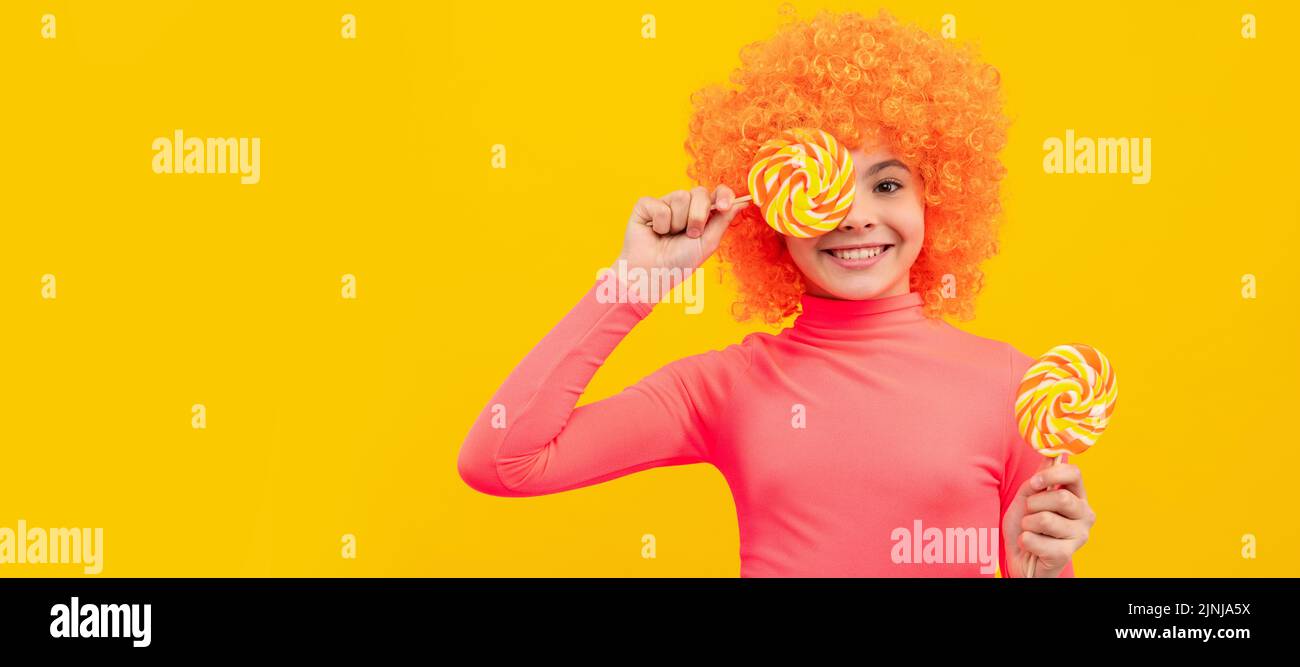 Happy girl Kind mit orangen Haaren in rosa Poloneck haben Spaß halten Lutscher, Mädchenschaft. Lustige Teenager Kind auf der Party, Poster-Banner-Header mit Kopie Stockfoto