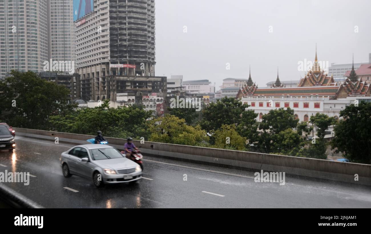 Kraftfahrzeug auf einer nassen Straße im Regen Bangkok Thailand Stockfoto