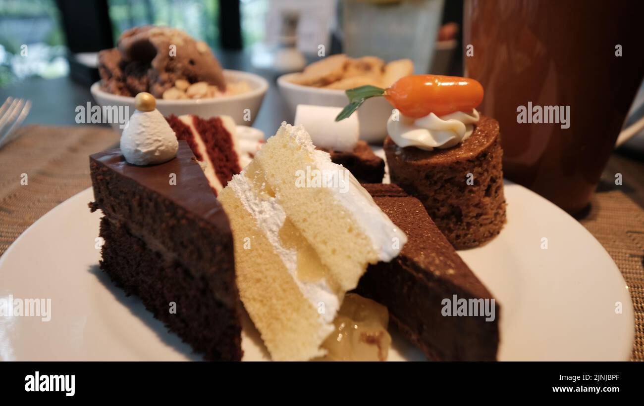 Süße Dessertkonfektion und Kaffee in einem Café Stockfoto