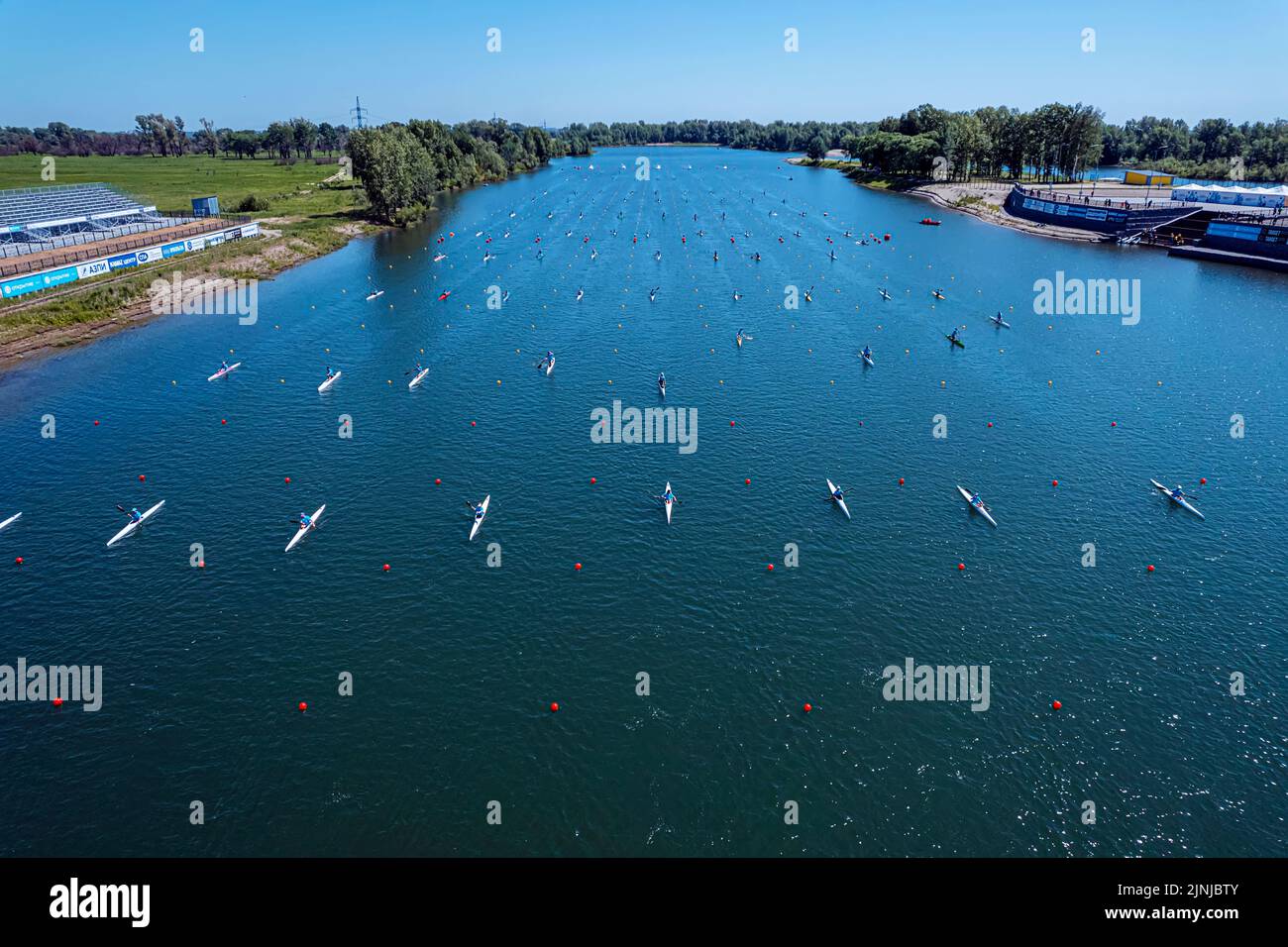 Training der Ruderer auf Kajaks und Kanus auf dem Ruderkanal. Draufsicht Stockfoto