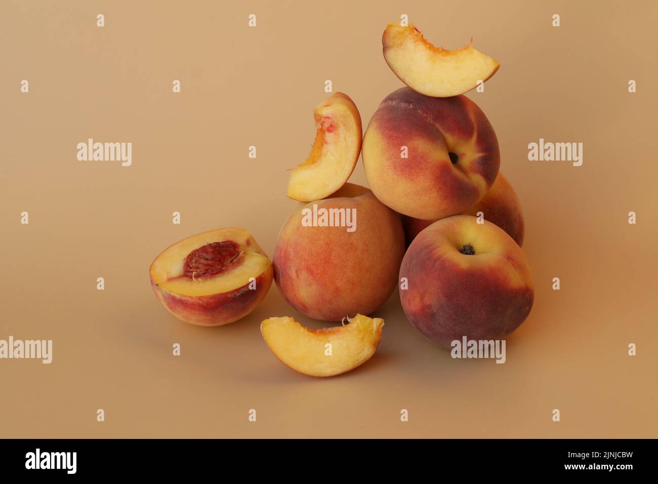 Pflaumen auf gelbem Hintergrund mit Kopierraum Stockfoto