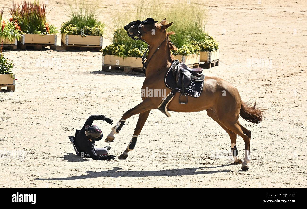 Herning, Dänemark. 11. August 2022. Weltreiterspiele. Stutteri Ask Stadium. Während der FEI World Team & Individual Jumping Championship - 2. Competition, wird die CAPKORALLE-Weltmeisterin (ITA) von der FEI geschleudert. Kredit: Sport In Bildern/Alamy Live Nachrichten Stockfoto